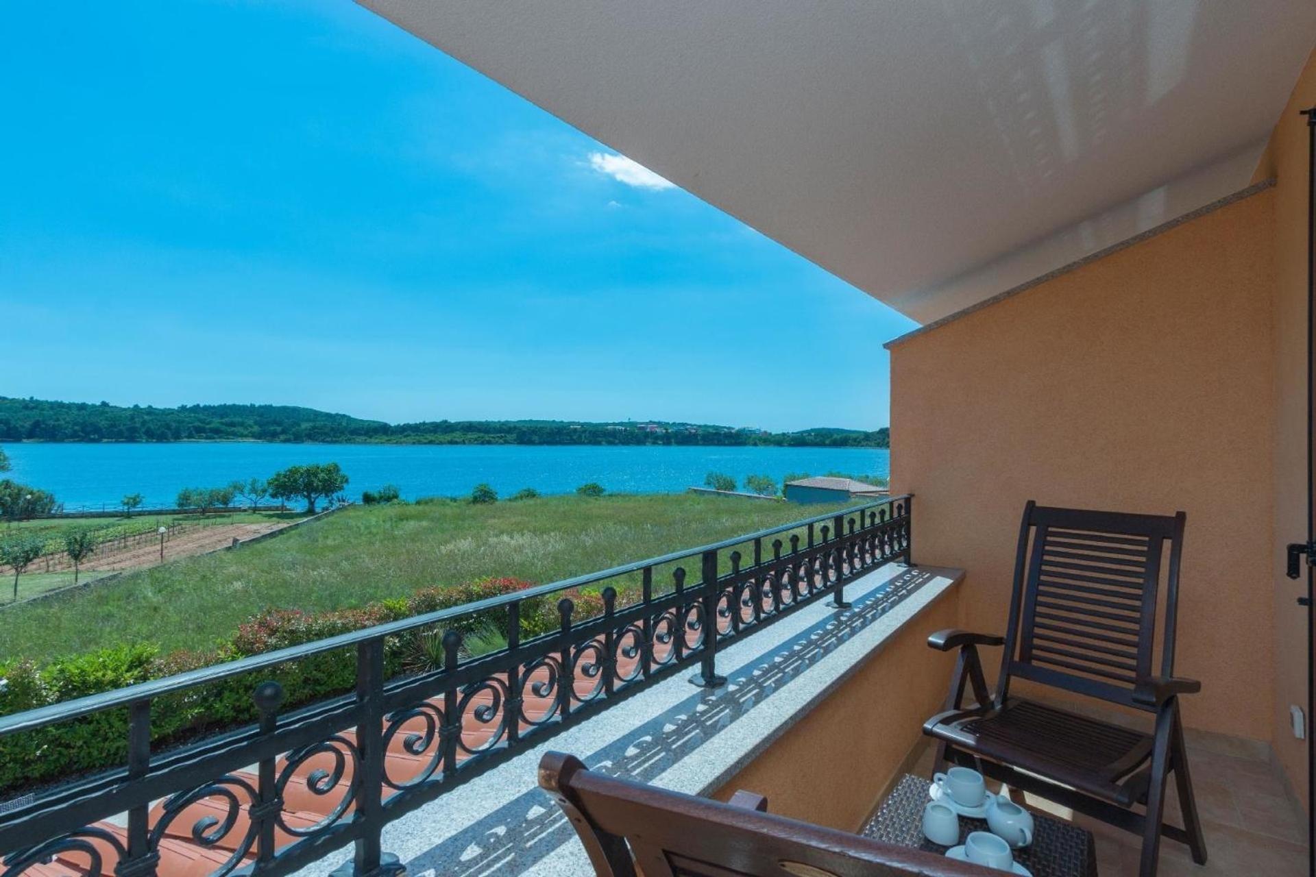 Ferienhaus In Pomer Mit Privatem Beheizten Pool Und Meerblick Екстер'єр фото